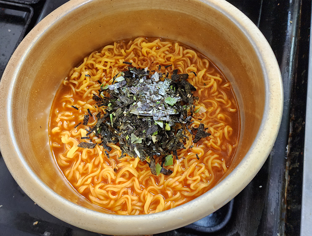 후첨토핑 스프 뿌리기