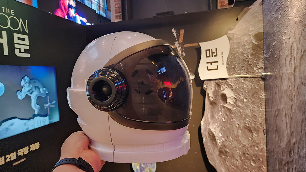 용산 CGV 더 문 극장 현장 헬멧 모형