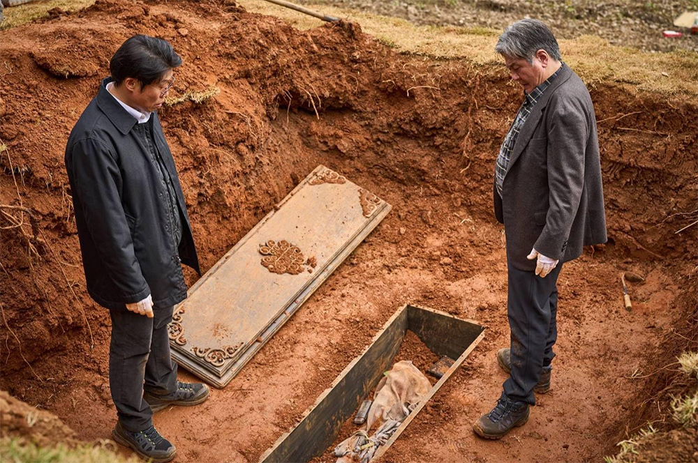 관 이장하는 장면